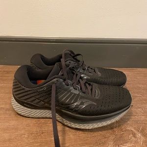 Women Saucony walk/run shoes Size 7.5 excellent condition from a smoke-free home